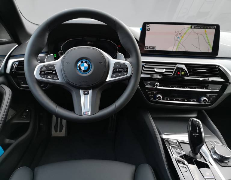 BMW 530e xDrive Touring M SPORT  ACC AHK Panorama