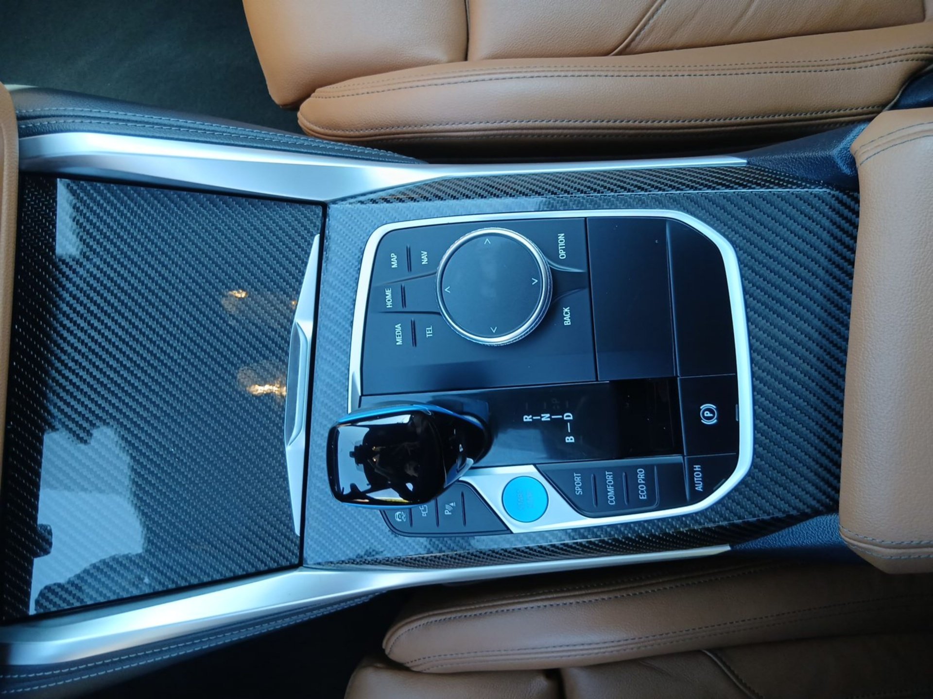 BMW i4 M50 Gran Coupé M SPORT M Carbon Exterieur H&K i4 M50 Gran Coupé M SPORT M Carbon Exterieur H&K (Bild 11)