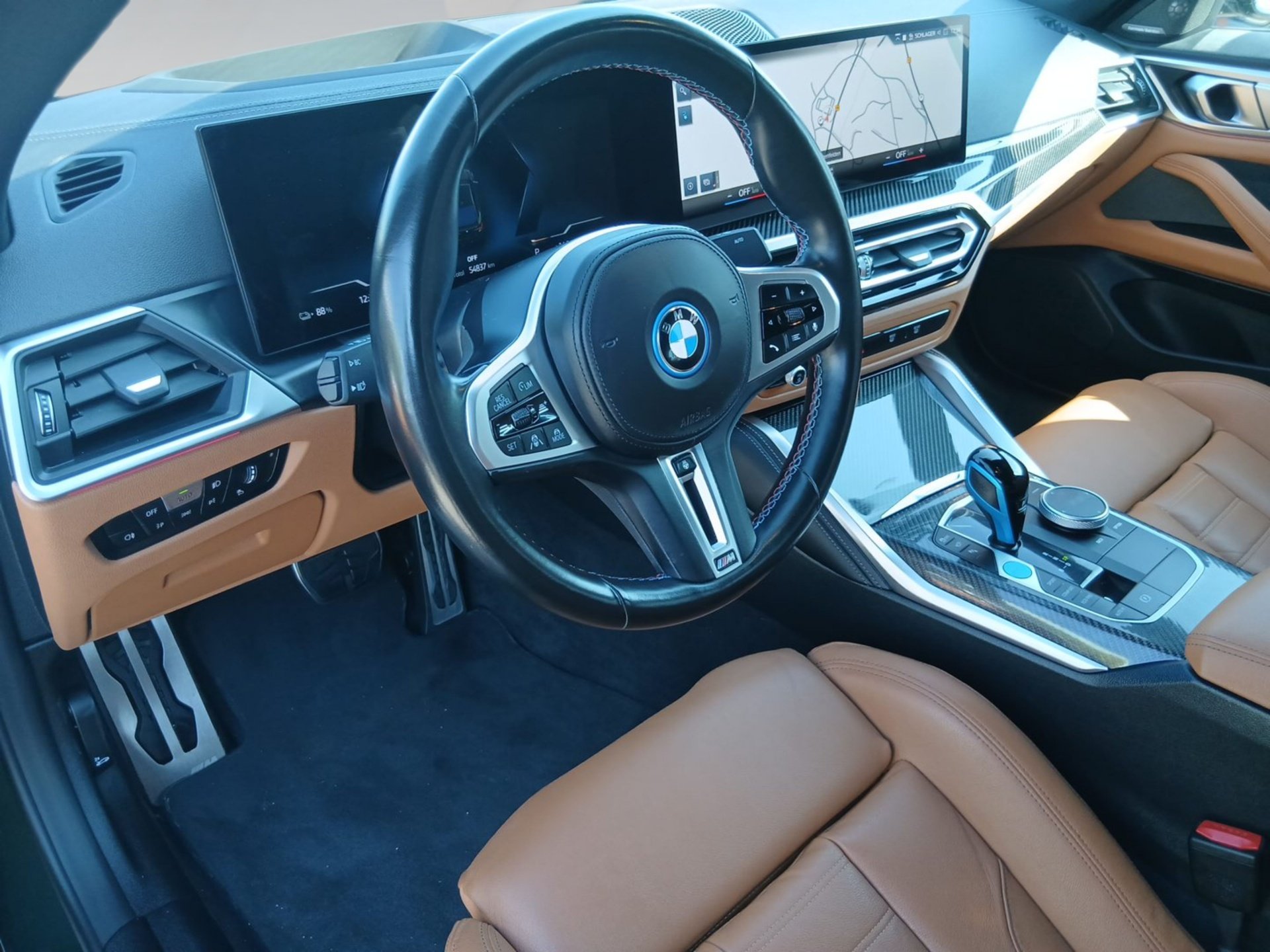 BMW i4 M50 Gran Coupé M SPORT M Carbon Exterieur H&K i4 M50 Gran Coupé M SPORT M Carbon Exterieur H&K (Bild 4)