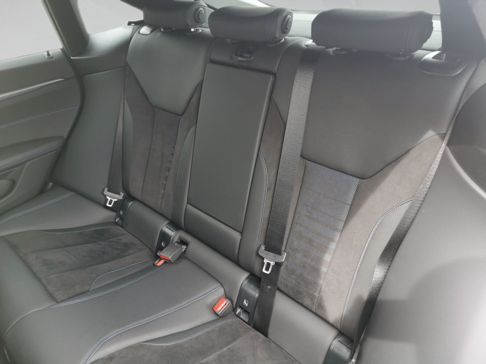 Bild 7 BMW i4 eDrive40 Gran Coupé M SPORT ParkingAss Lenkhzg