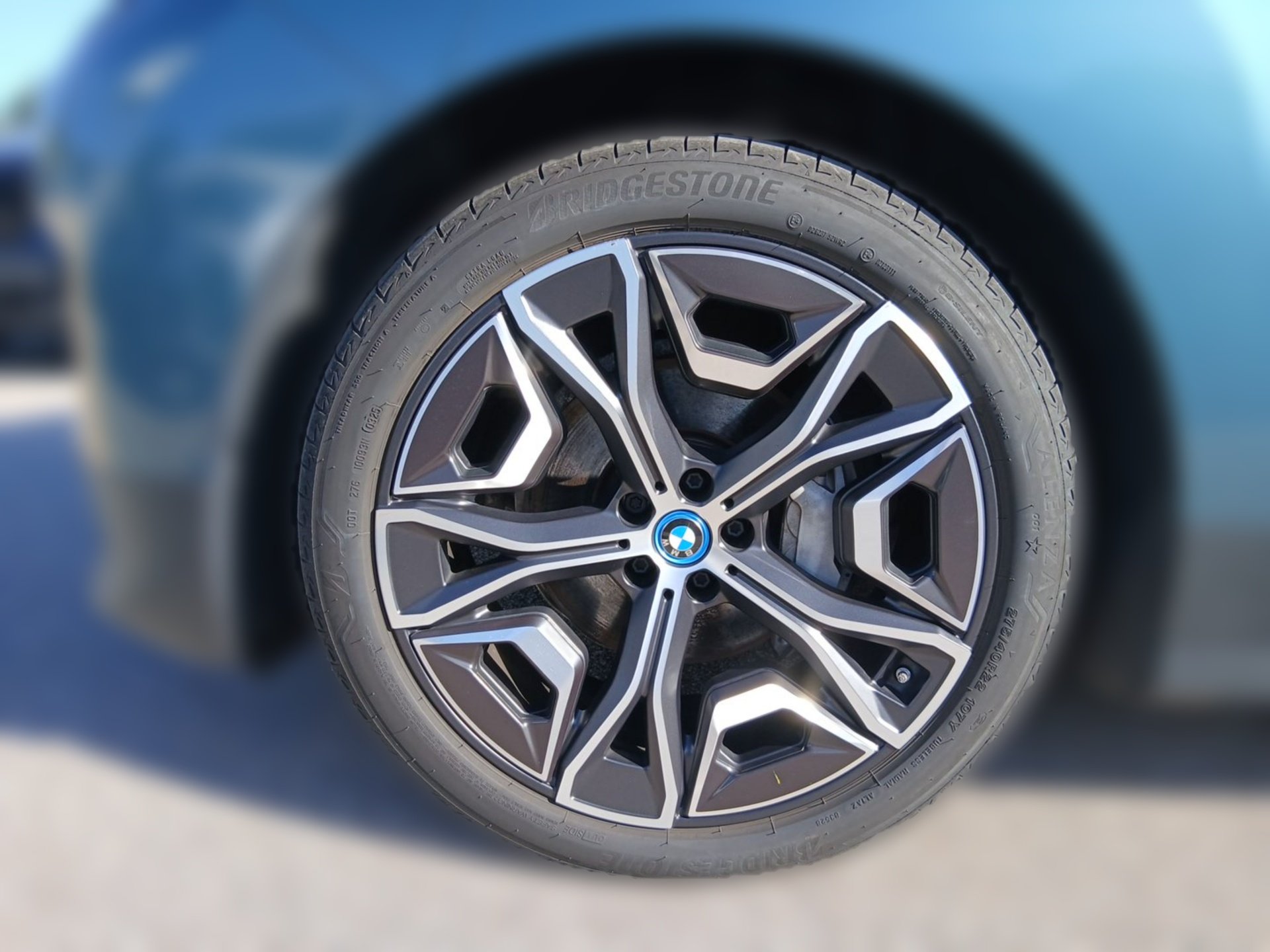 Bild 3 BMW iX xDrive50 Sitzbelüft Gestik Pano Laser SoftClos