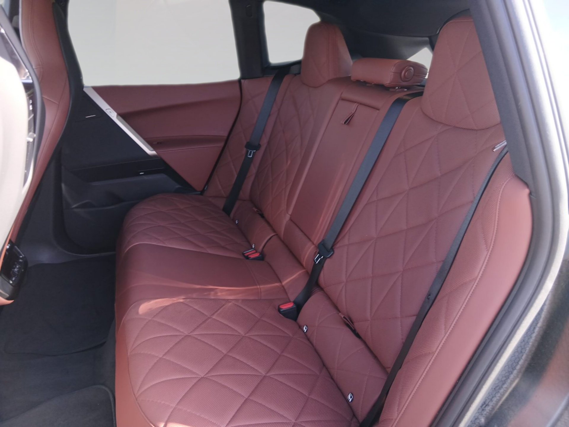 Bild 7 BMW iX xDrive50 Sitzbelüft Gestik Pano Laser SoftClos