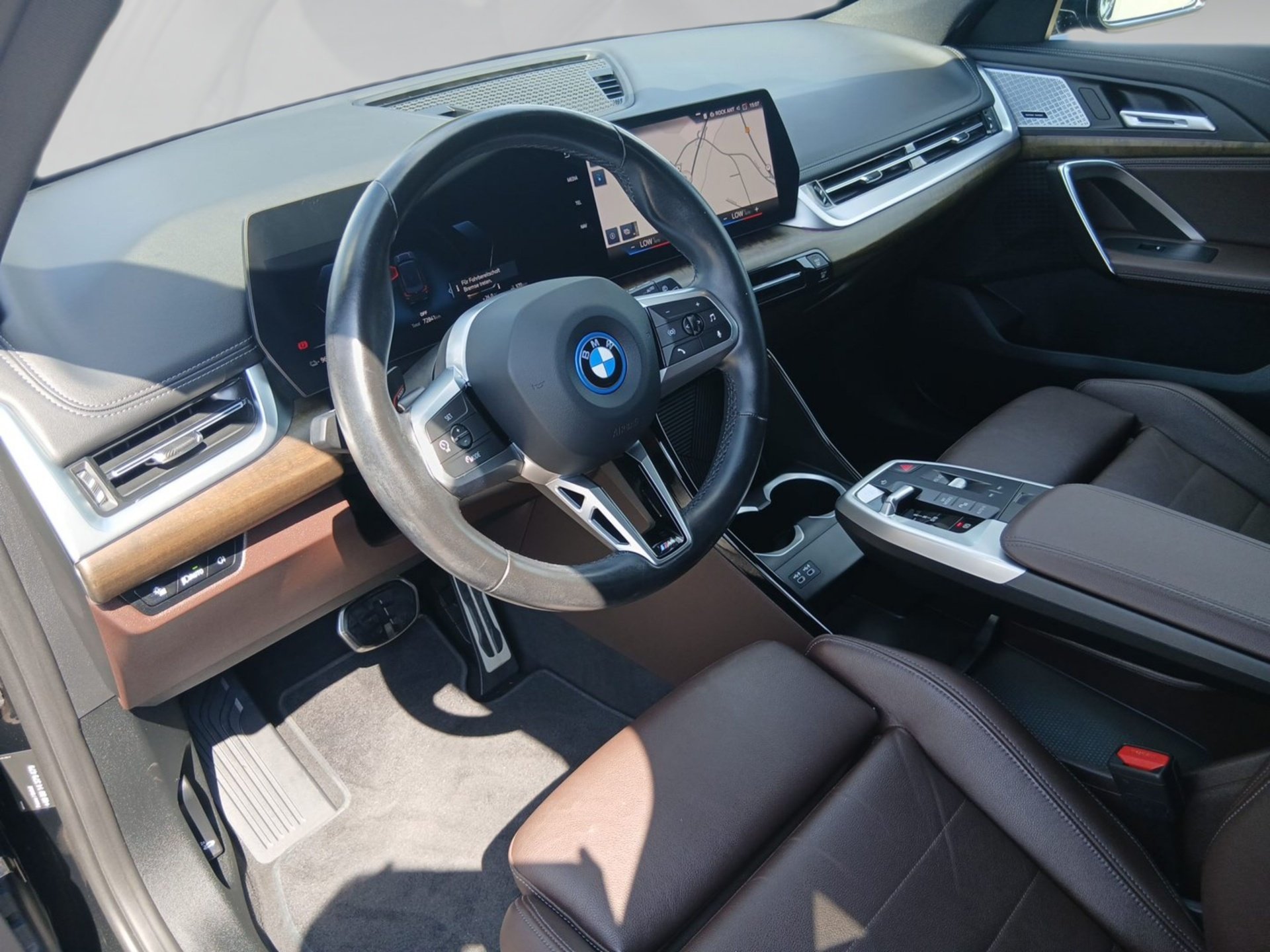 BMW iX1 xDrive30 M SPORT Pano AHK H&K ParkAss Navi iX1 xDrive30 M SPORT Pano AHK H&K ParkAss Navi (Bild 4)
