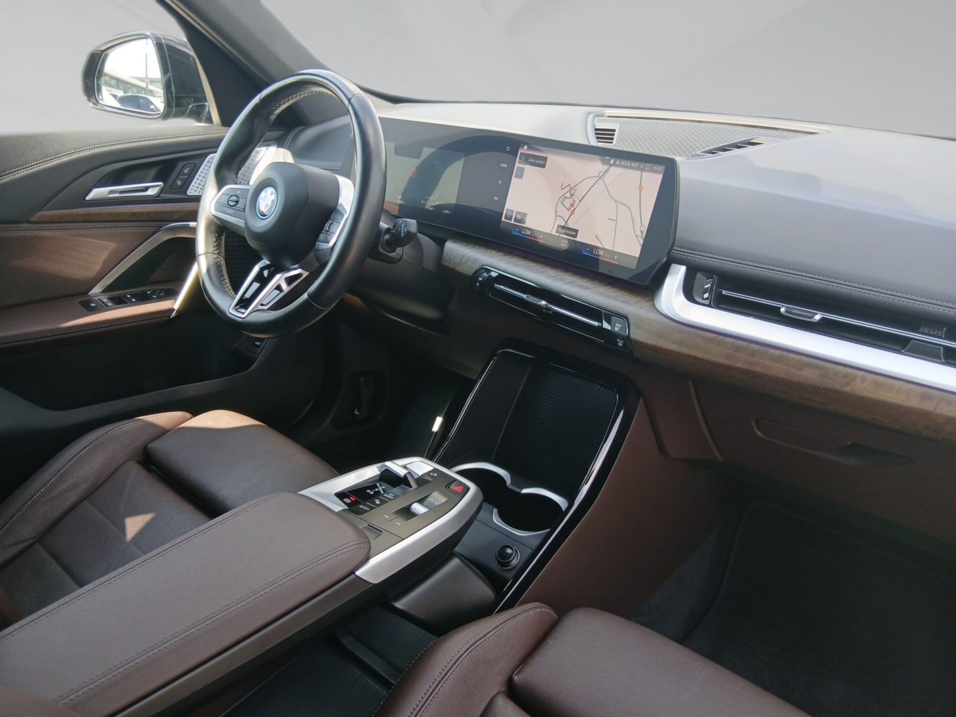 BMW iX1 xDrive30 M SPORT Pano AHK H&K ParkAss Navi iX1 xDrive30 M SPORT Pano AHK H&K ParkAss Navi (Bild 5)