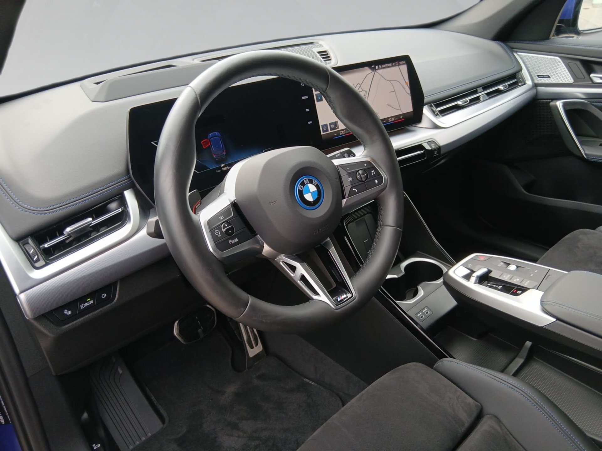 BMW iX1 xDrive30 M SPORT 360° ACC Aktivsitz HeadU AHK iX1 xDrive30 M SPORT 360° ACC Aktivsitz HeadU AHK (Bild 4)