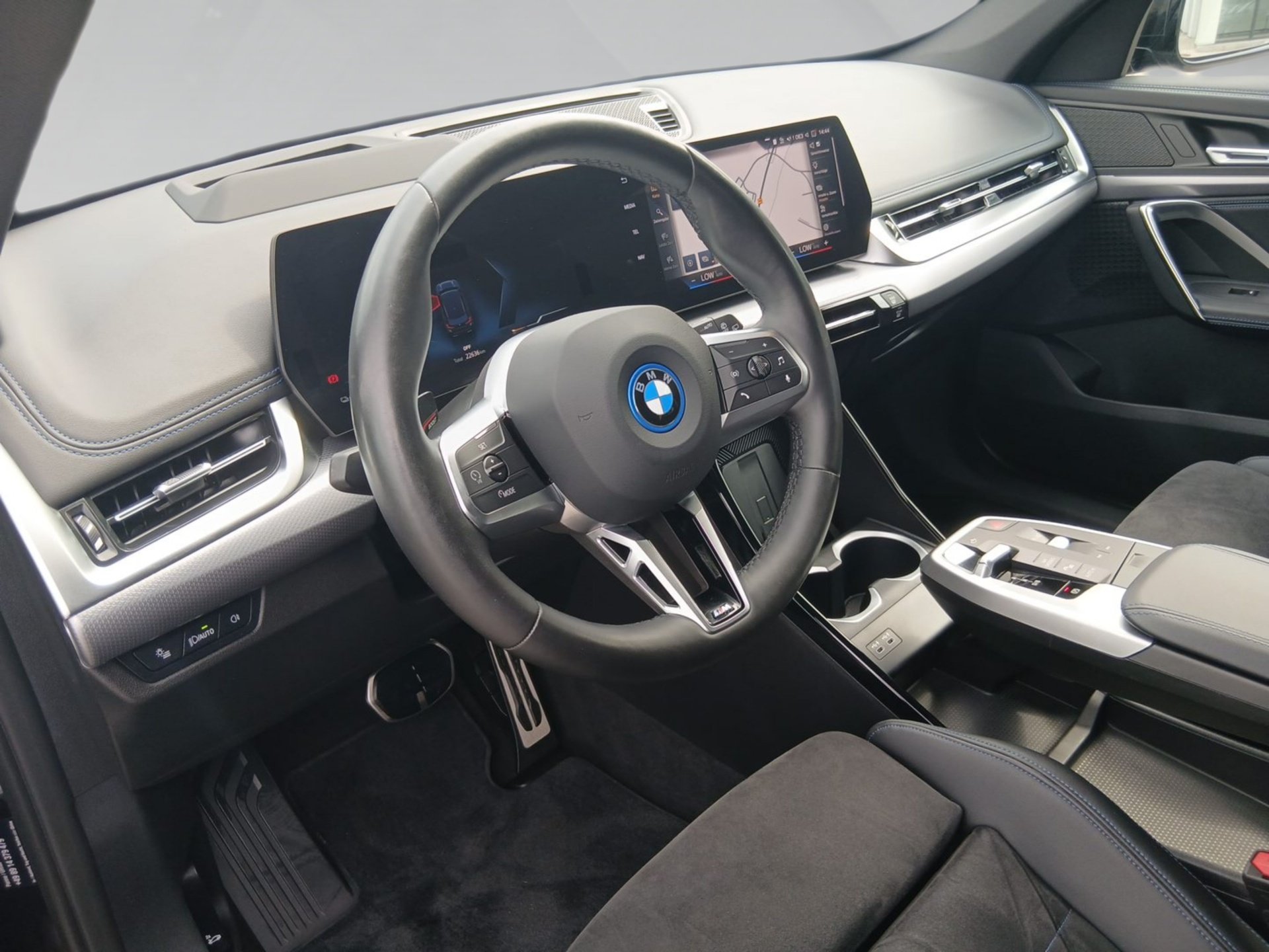 Bild 4 BMW iX1 xDrive30 M SPORT PRO ACC 360° AHK HeadUp LHZ