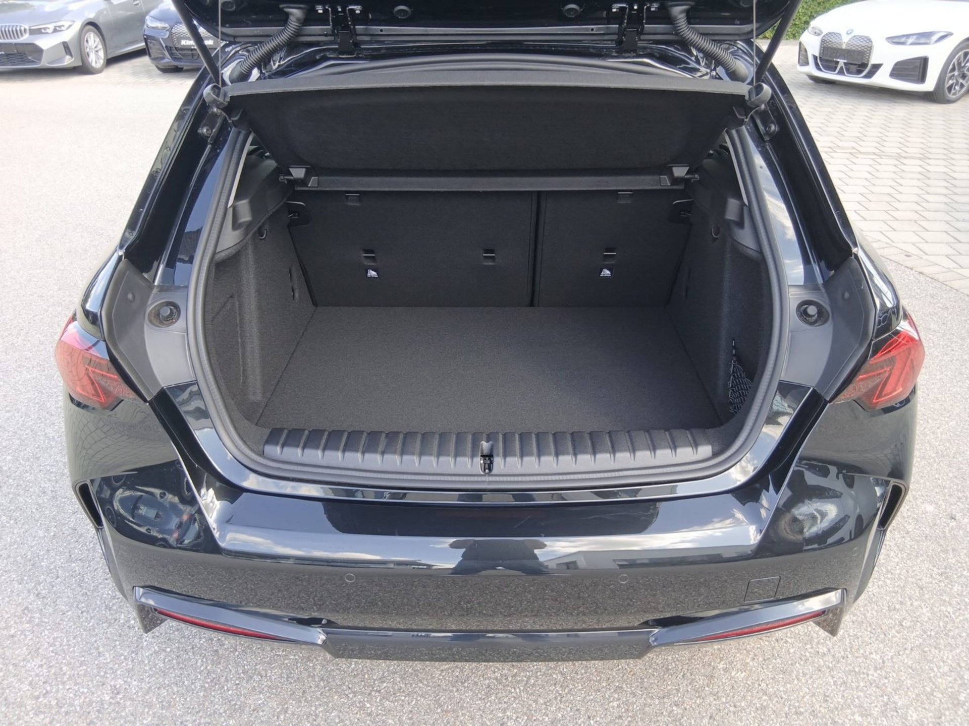Bild 11 BMW 116 Limousine LED DrivingAss ParkAss KeyLess Navi