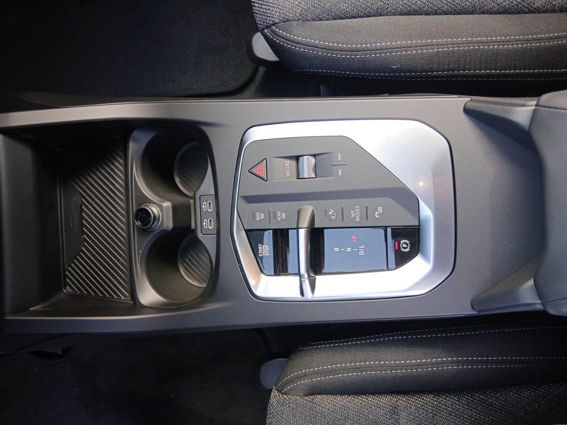 Bild 12 BMW 116 Limousine LED DrivingAss ParkAss KeyLess Navi