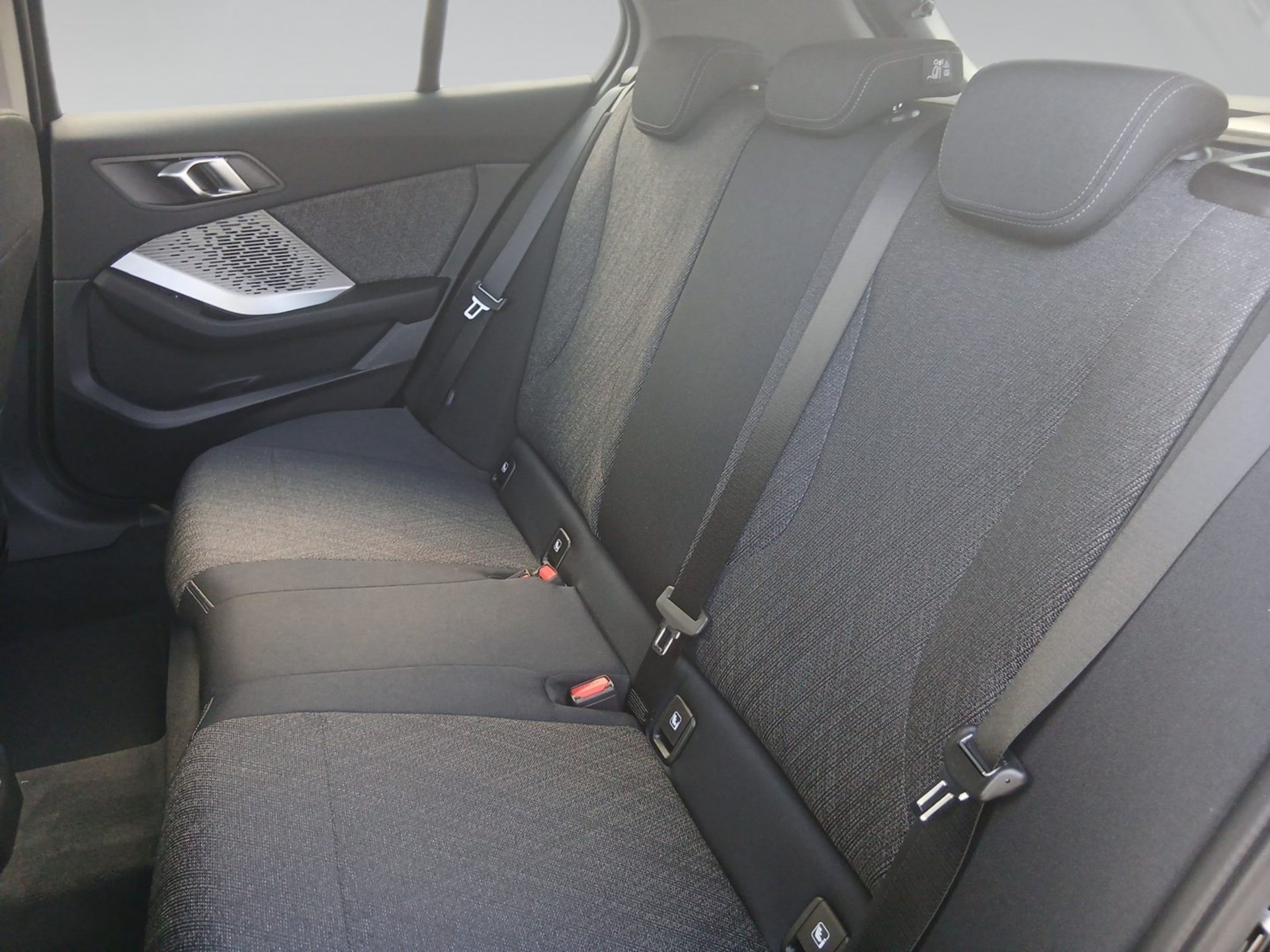 Bild 8 BMW 116 Limousine LED DrivingAss ParkAss KeyLess Navi