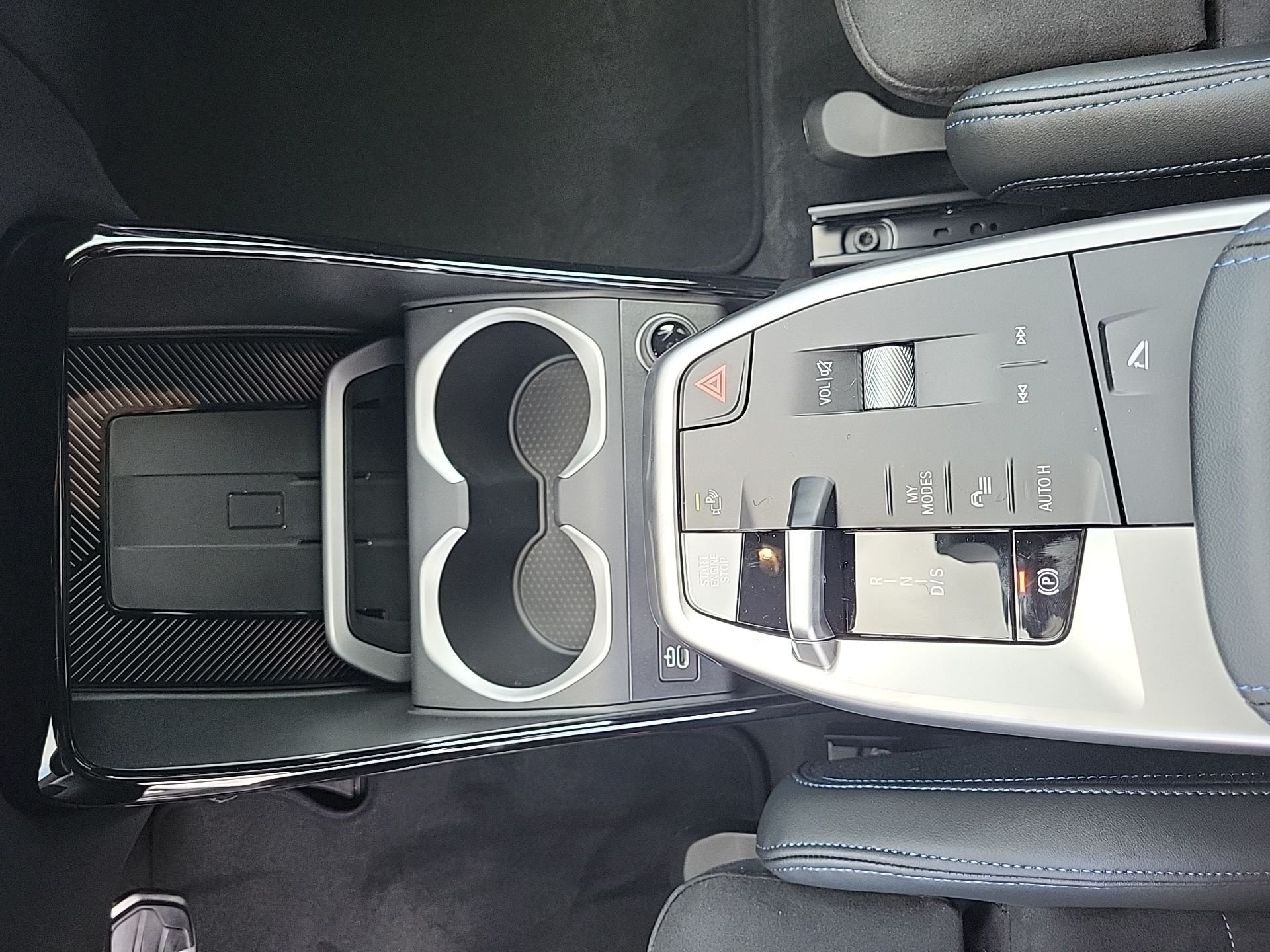 BMW X1 X1 sDrive20i M SPORT LED AHK ACC KeyLess ParkAss (Bild 12)
