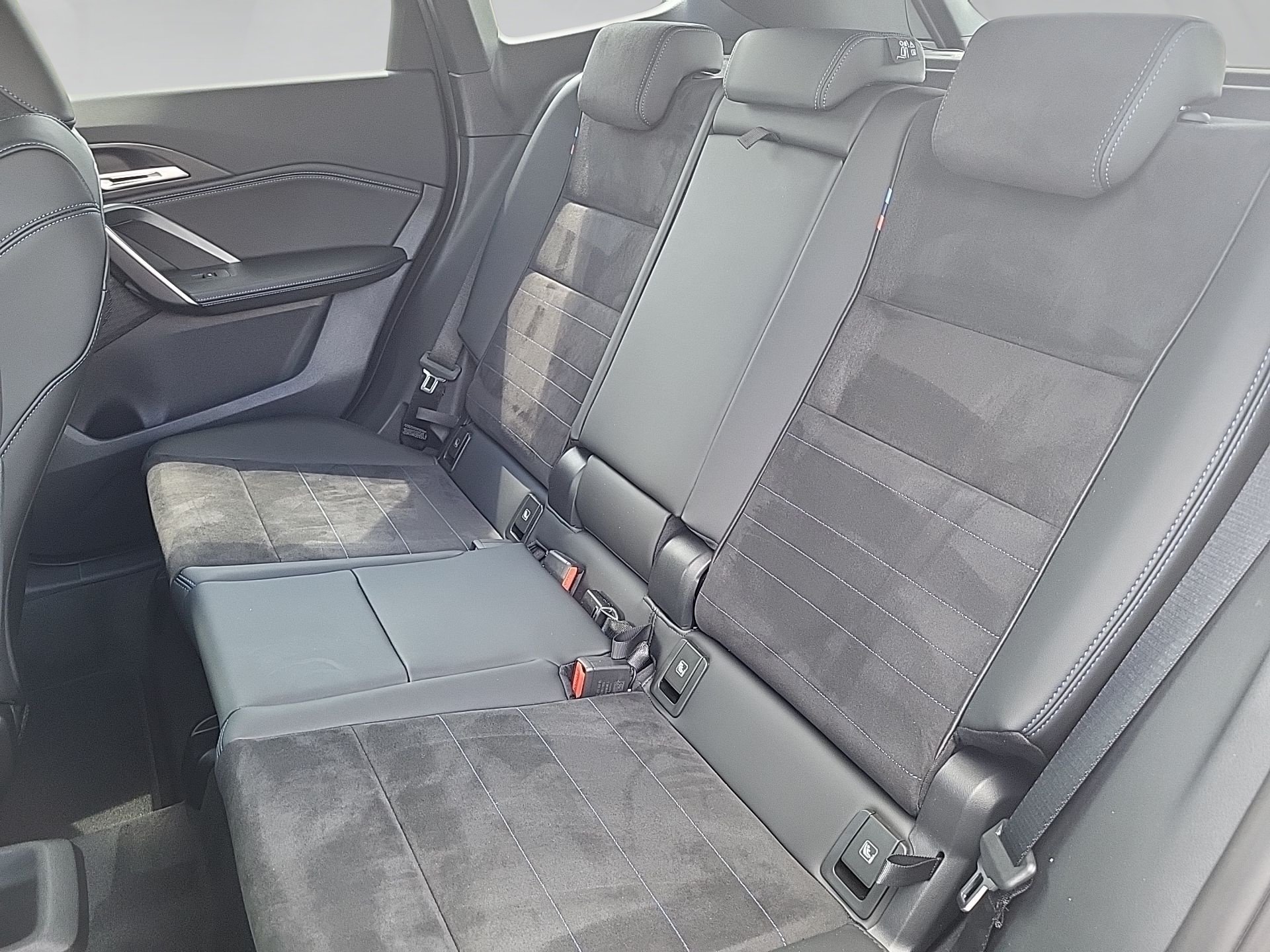 BMW X1 X1 sDrive20i M SPORT LED AHK ACC KeyLess ParkAss (Bild 8)