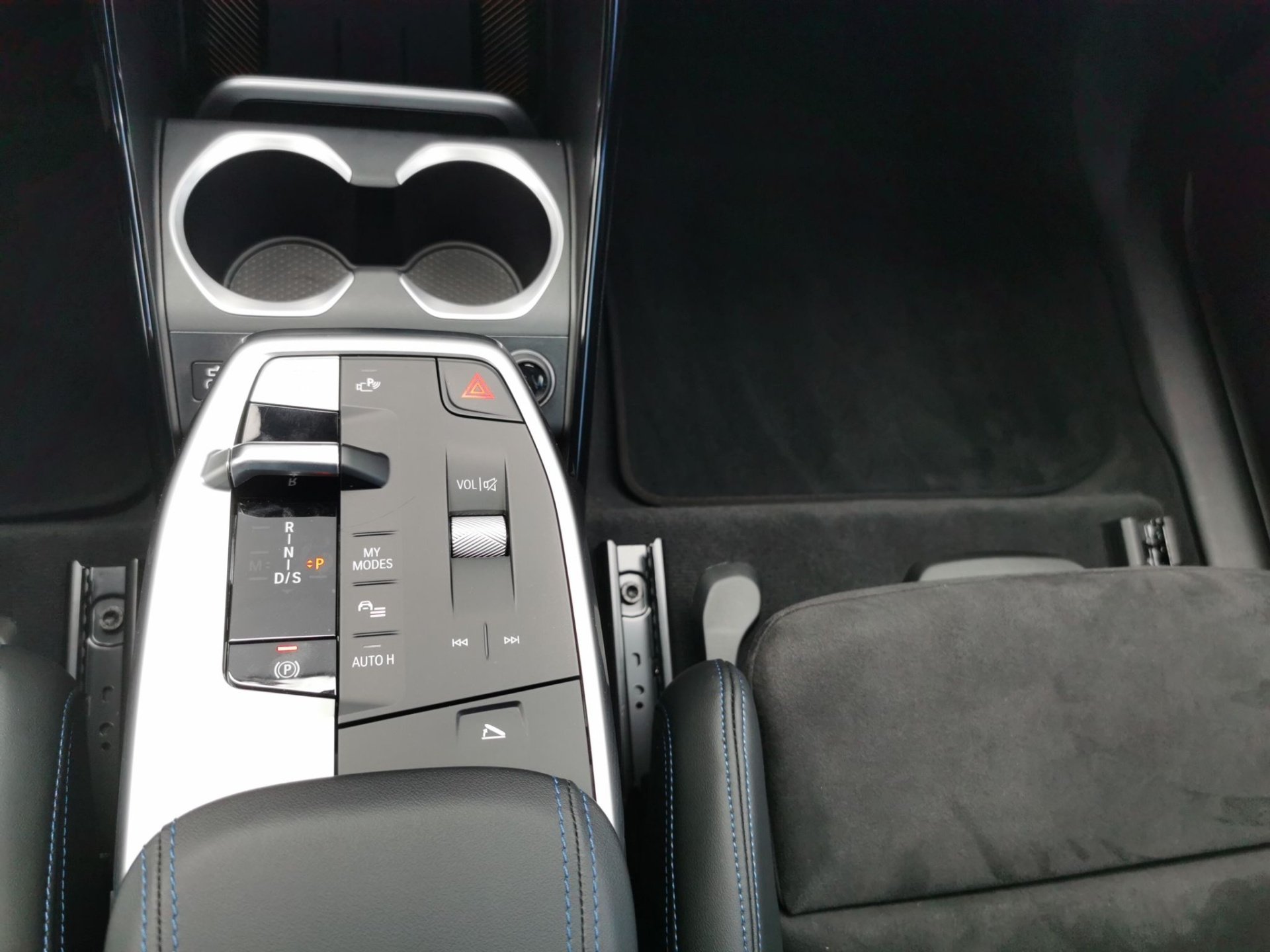 BMW X1 X1 sDrive20i M SPORT PRO LED AHK ParkAss Lenkhzg (Bild 12)