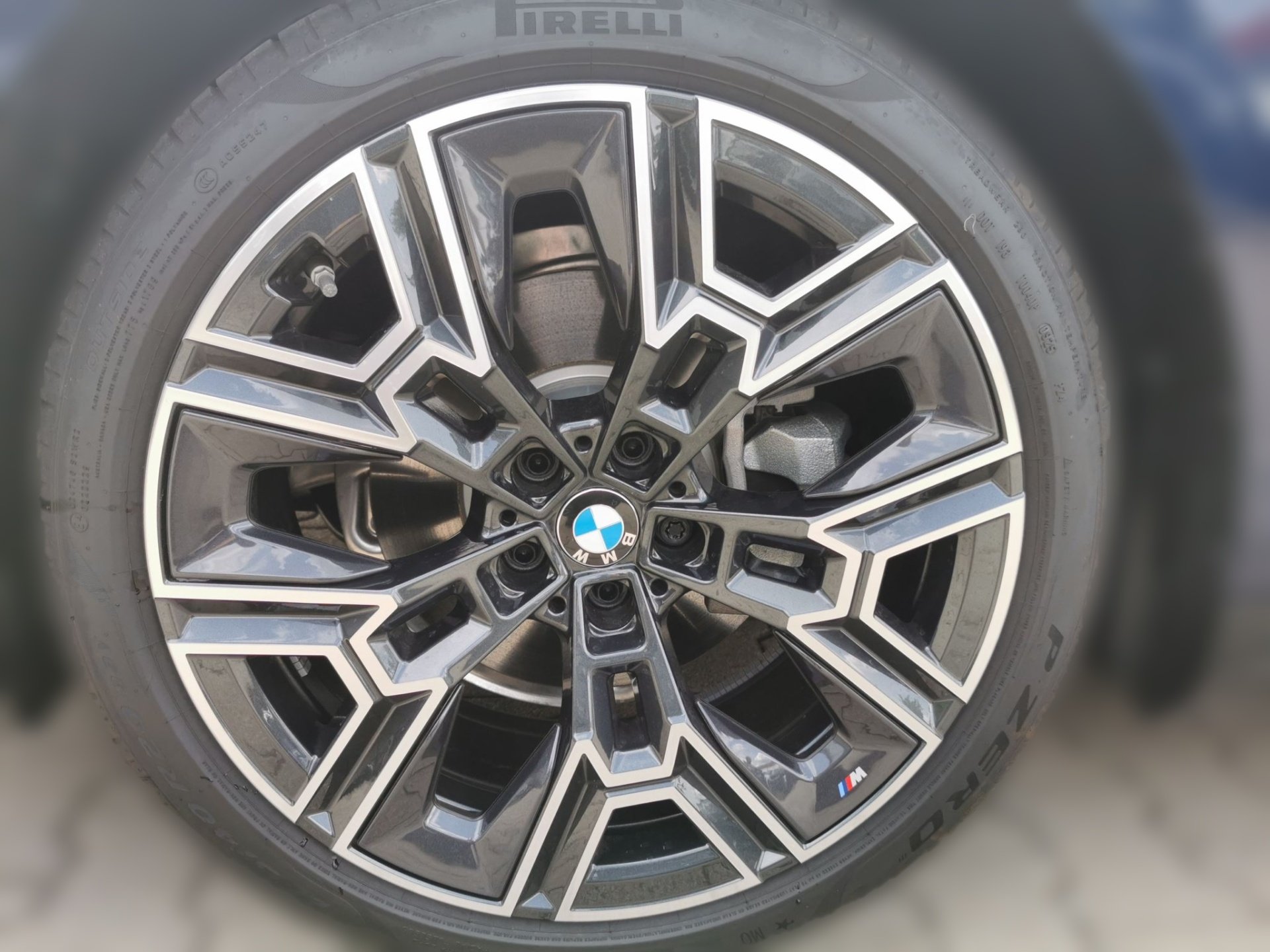 BMW 530e 530e xDrive Touring M SPORT INDIVI TANSANITBLAU (Bild 4)