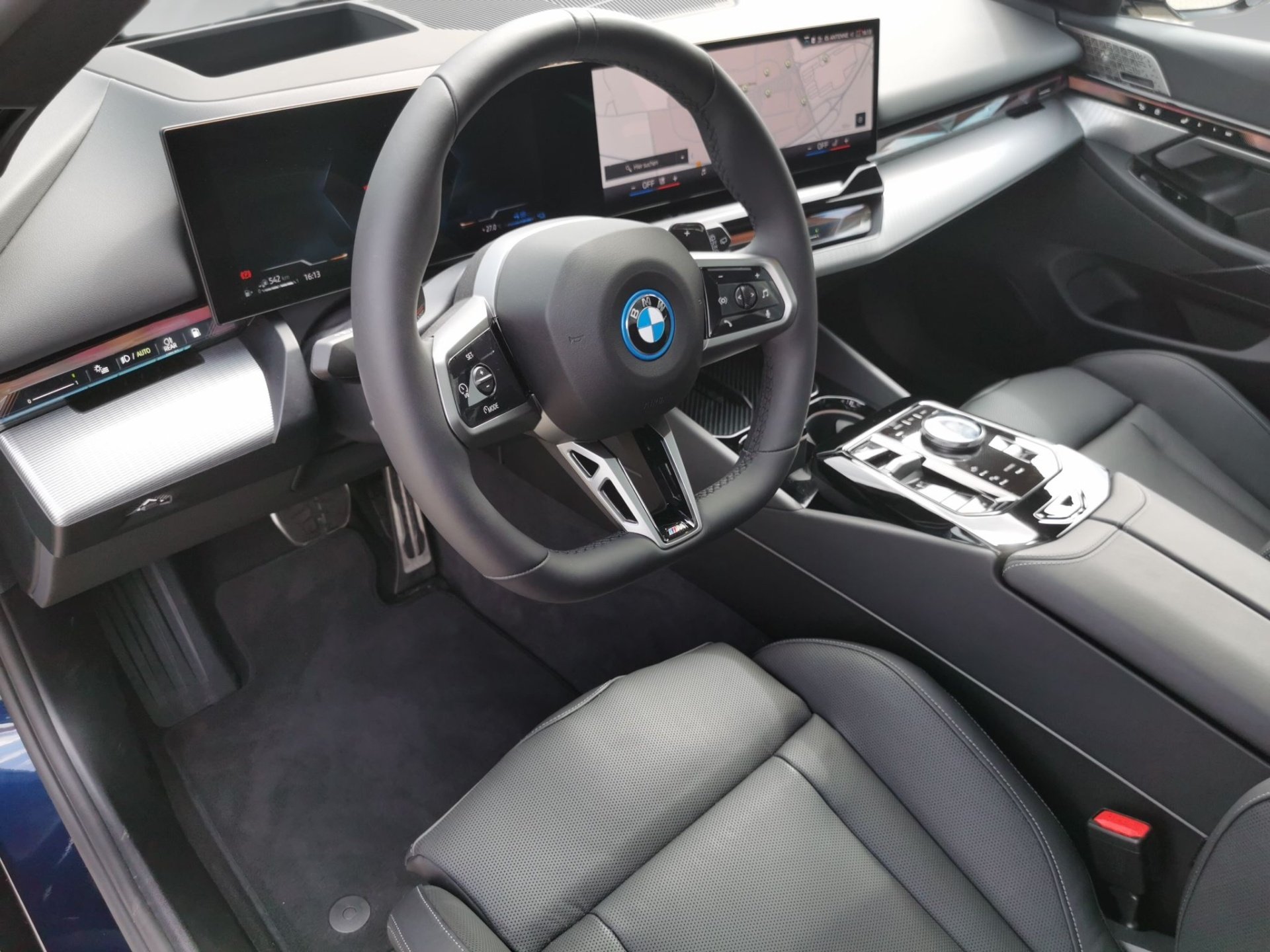 BMW 530e 530e xDrive Touring M SPORT INDIVI TANSANITBLAU (Bild 5)