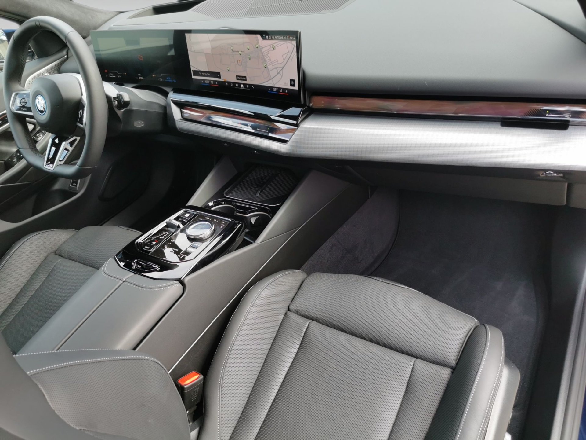 BMW 530e 530e xDrive Touring M SPORT INDIVI TANSANITBLAU (Bild 6)