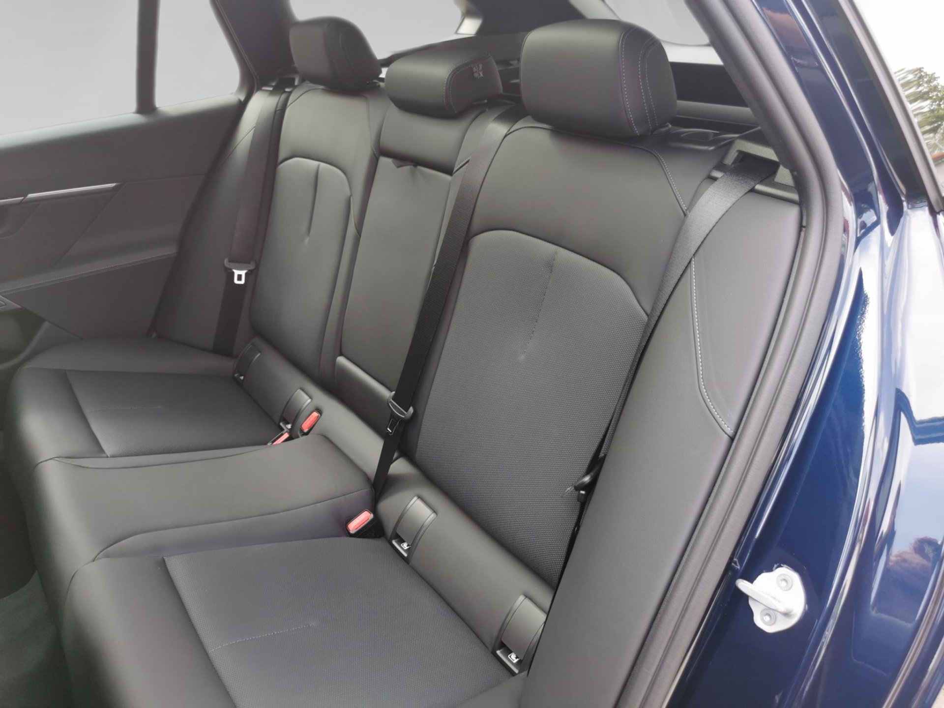 BMW 530e 530e xDrive Touring M SPORT INDIVI TANSANITBLAU (Bild 8)