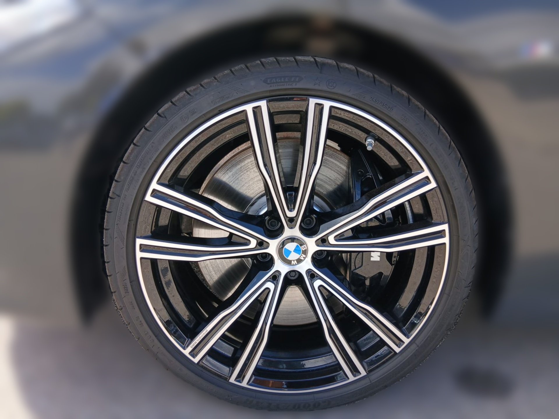 BMW M850i M850i xDrive Cabrio M Performance Allradlenk B&W (Bild 4)