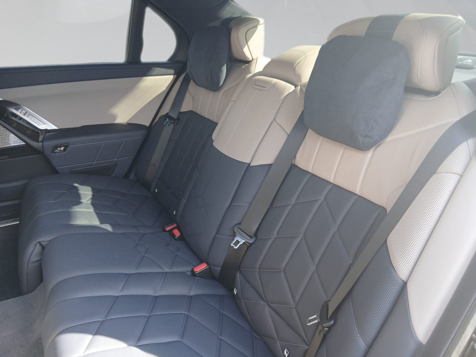 BMW M760e M760e xDrive Limo M Performance ExecutiveLounge (Bild 7)