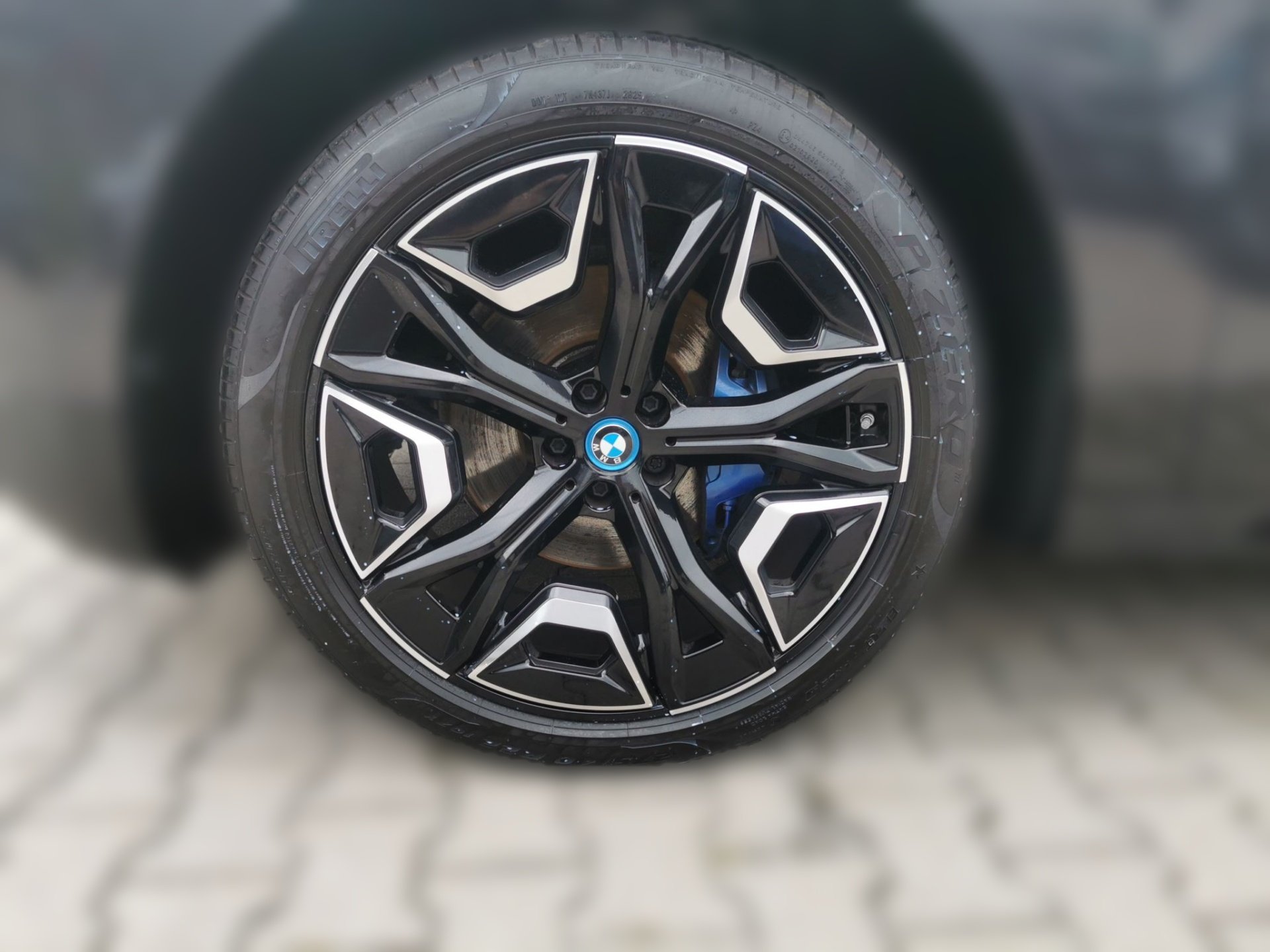 Bild 3 BMW iX xDrive40 M SPORT SoftClose Sitzbelüft Luftfed