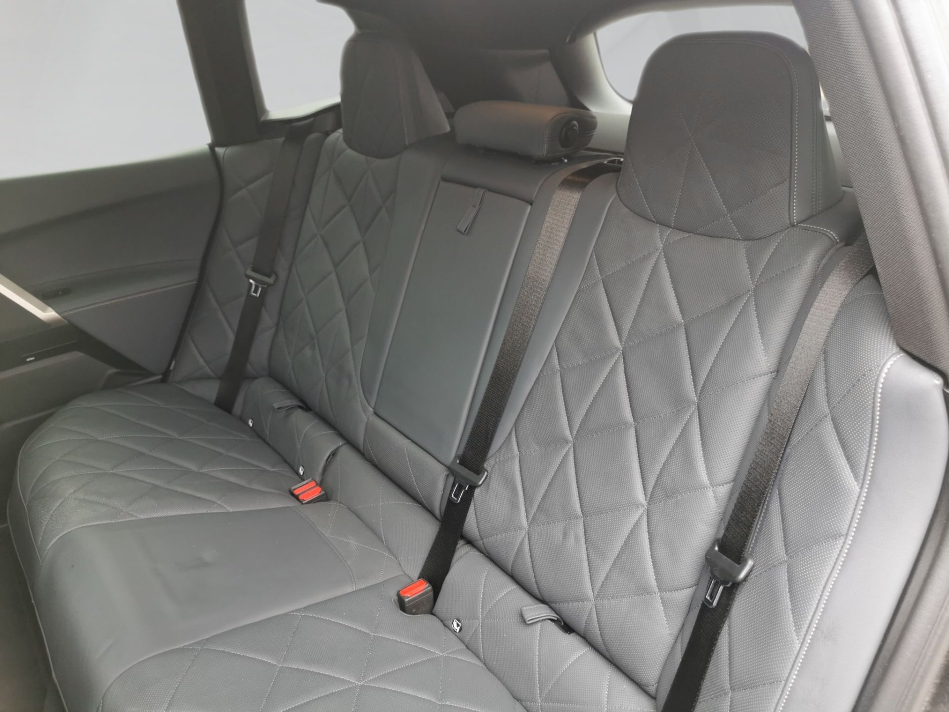 Bild 7 BMW iX xDrive40 M SPORT SoftClose Sitzbelüft Luftfed
