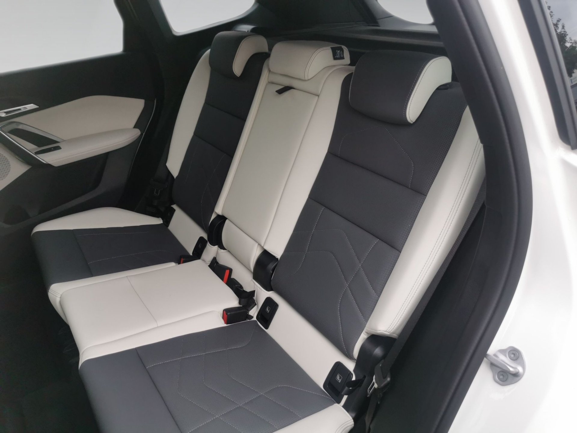 BMW X1 X1 xDrive23d M SPORT AHK ACC 360° HeadUp Lenkhzg (Bild 8)