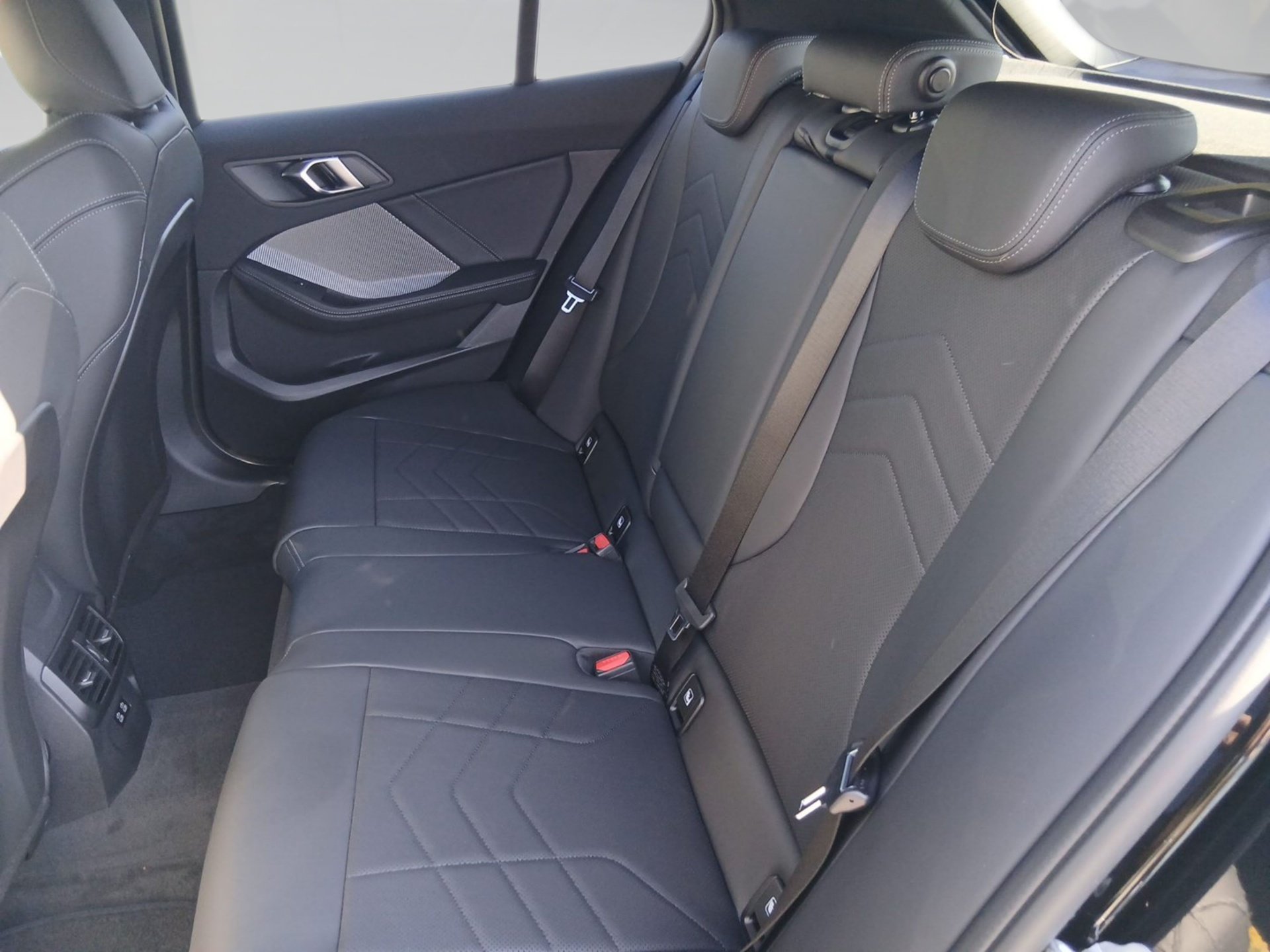 Bild 8 BMW 120d M SPORT LED H&K DrivingAss ParkAss KeyLess