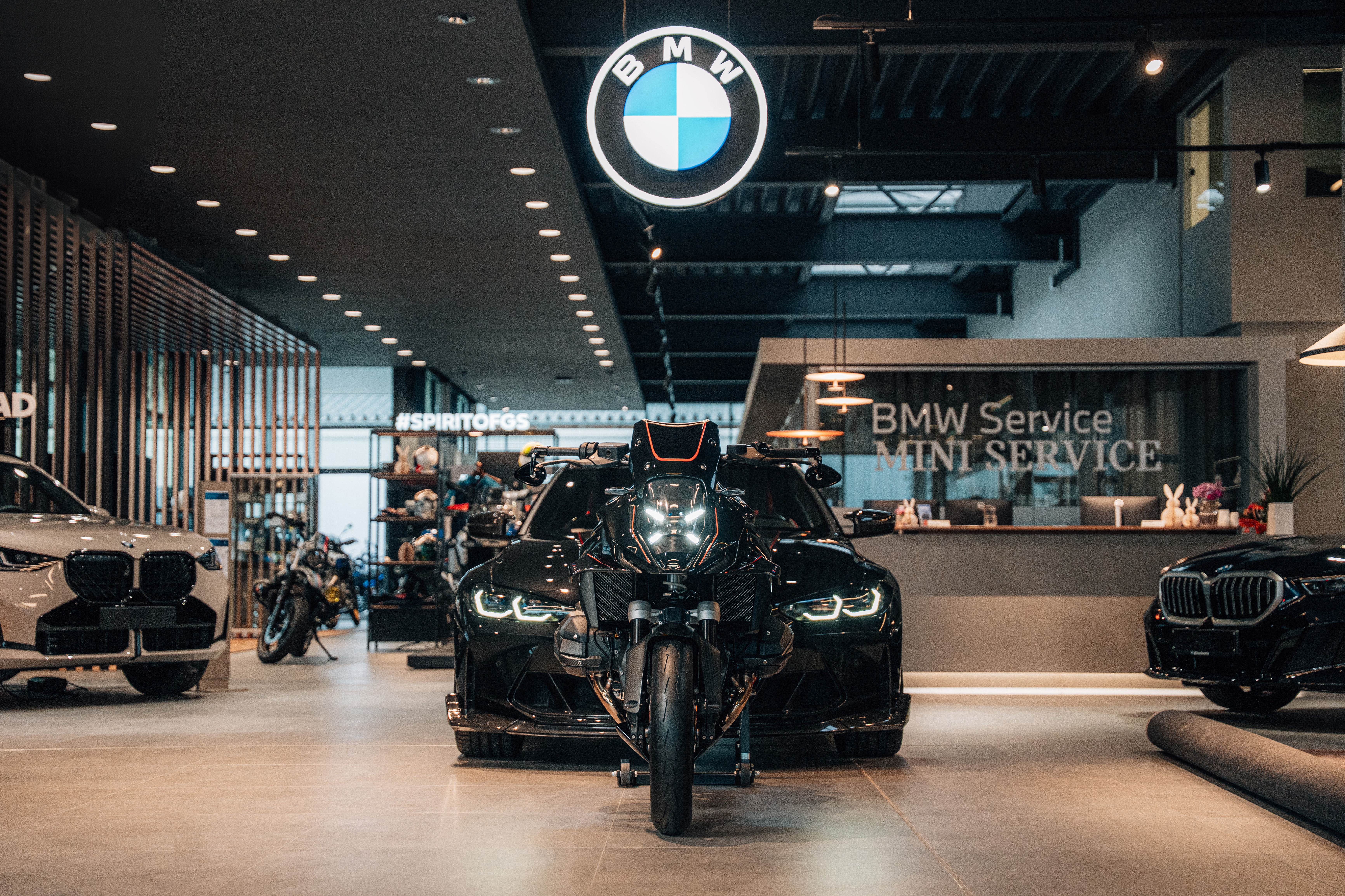 BMW Kimbeck_Abbildung M4 CSL mit BMW Motorrad