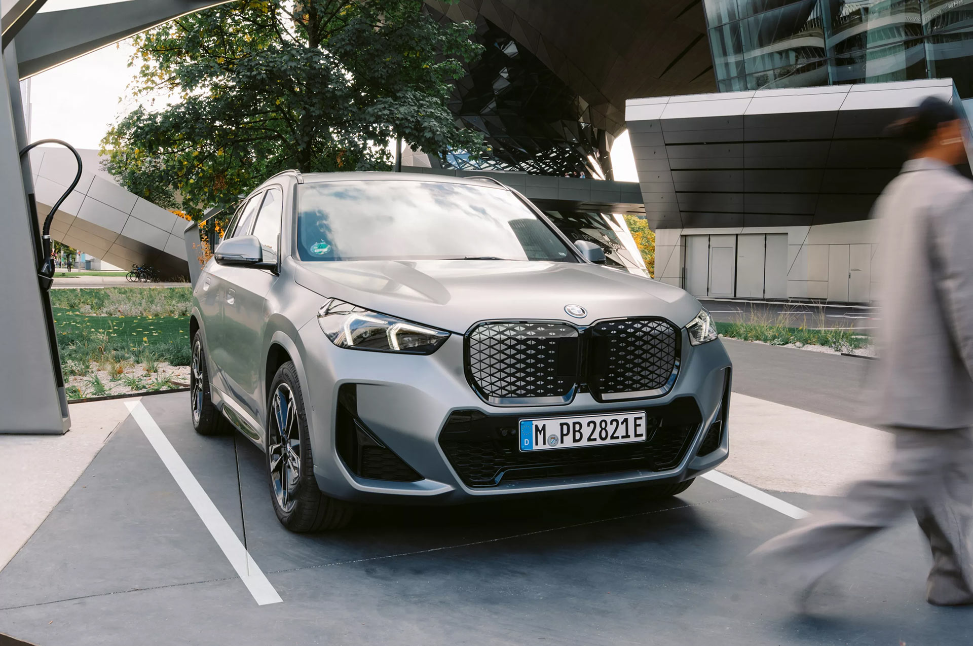 Der BMW iX1 vor der BMW Welt